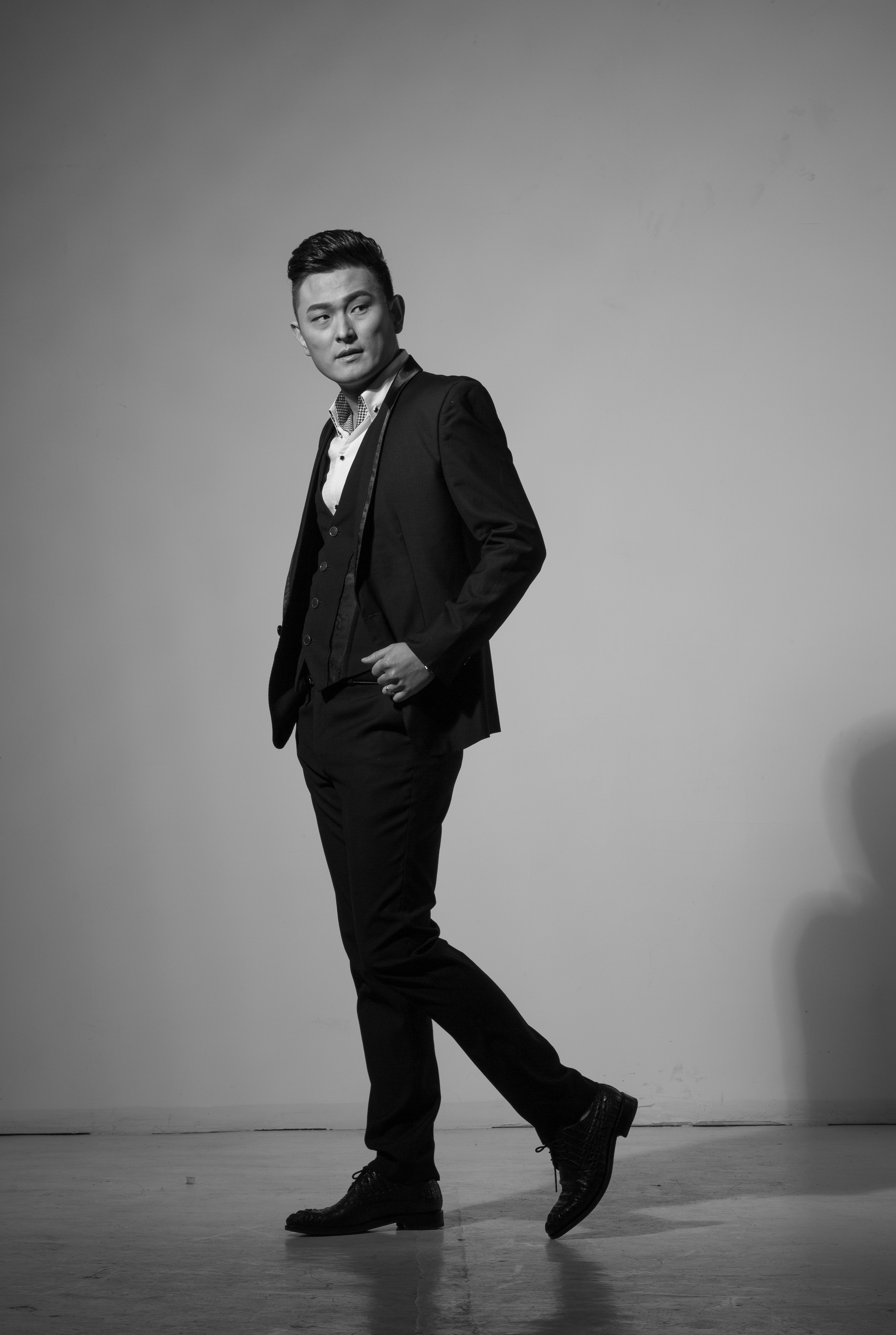  p>赵斌,华语男歌手自2004年步入歌坛,凭借英俊的外形和实力的唱功