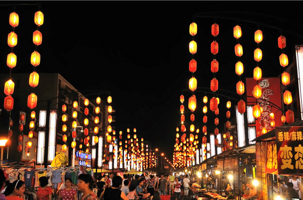 西安的一条旅游休闲 a target="_blank" href="/item/步行街/777359"
