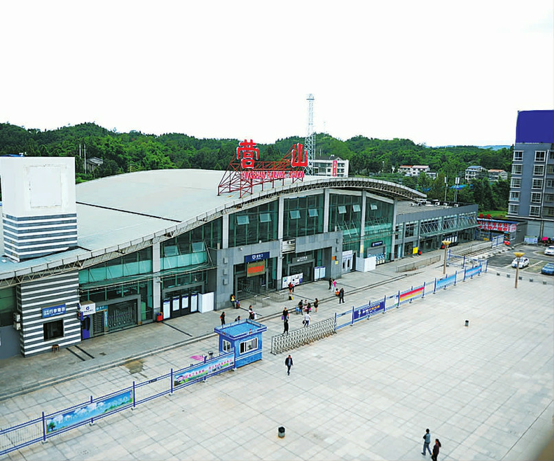 火车站(yingshan railway station),简称营山站,现为三等站,位于四川