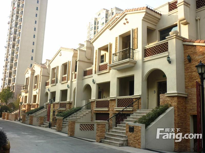  p>君邑地中海小区位于祁连山路环真北路口,由四幢高层,8幢联排别墅