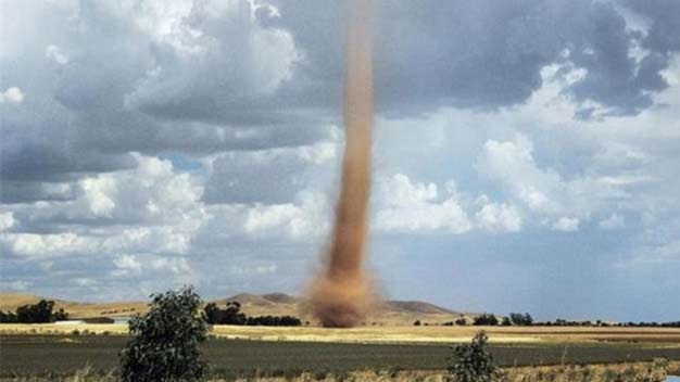 它可以把尘土和一些轻小物体卷扬到空中,形成一个小尘柱,其直径在几米