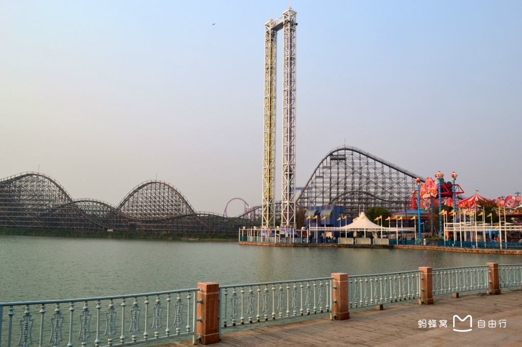 欢乐谷位于上海西南部的松江 a target="_blank" href="/item/佘山