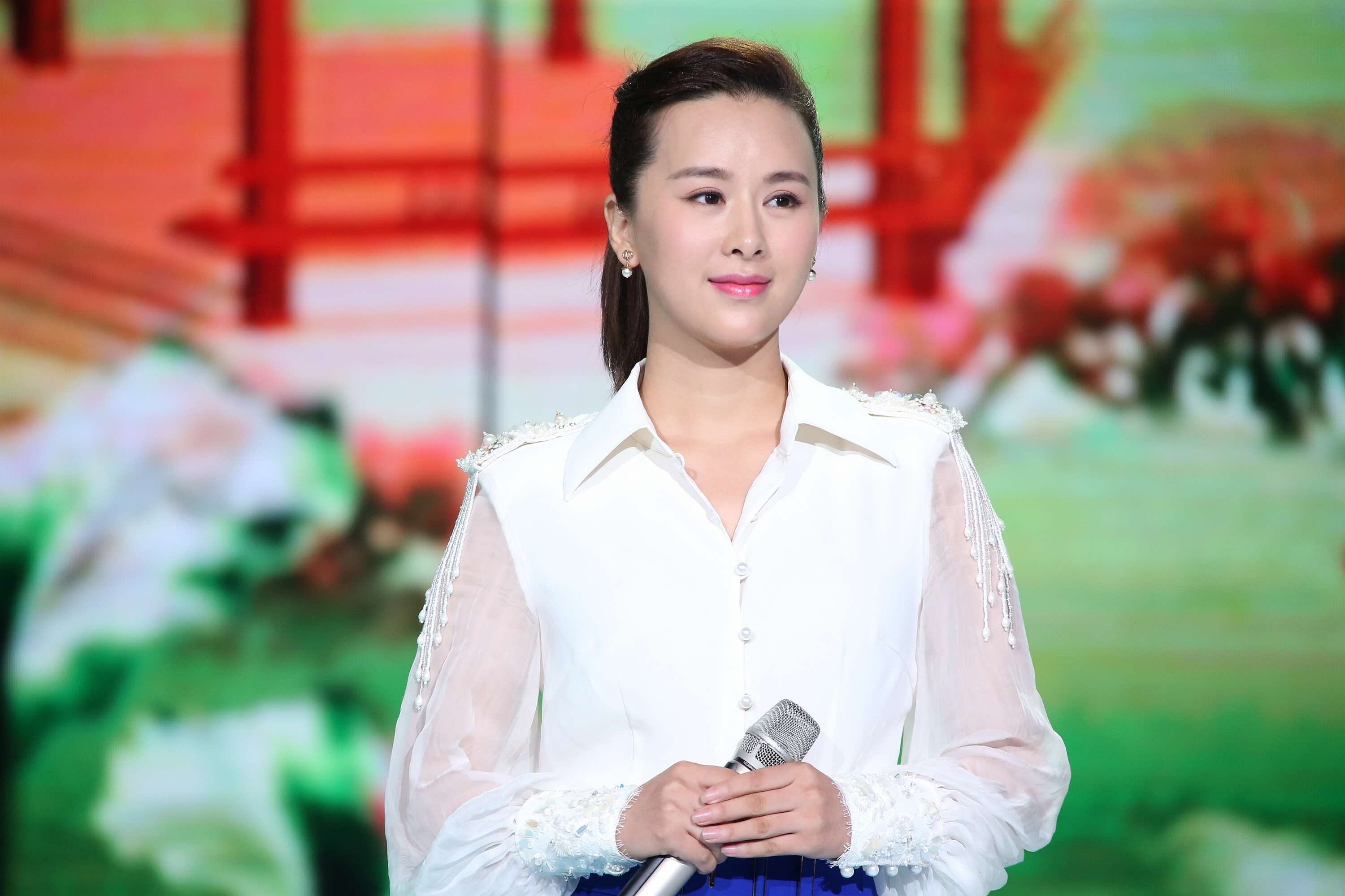  p data-id="gnwxjy7fnt">王雅洁,中国内地女歌手,空政文工团青年歌唱