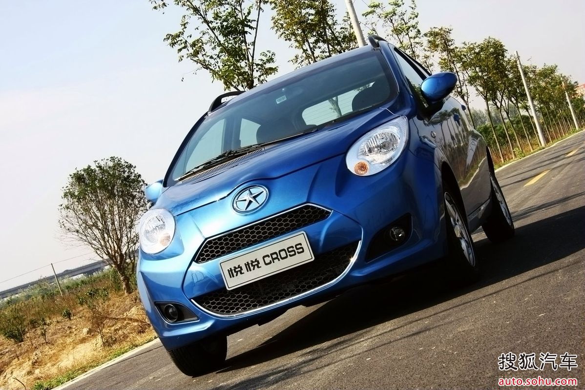 在设计风格上,这款a0级小车清晰延续了江淮乘用车日渐一贯的"家族谱系