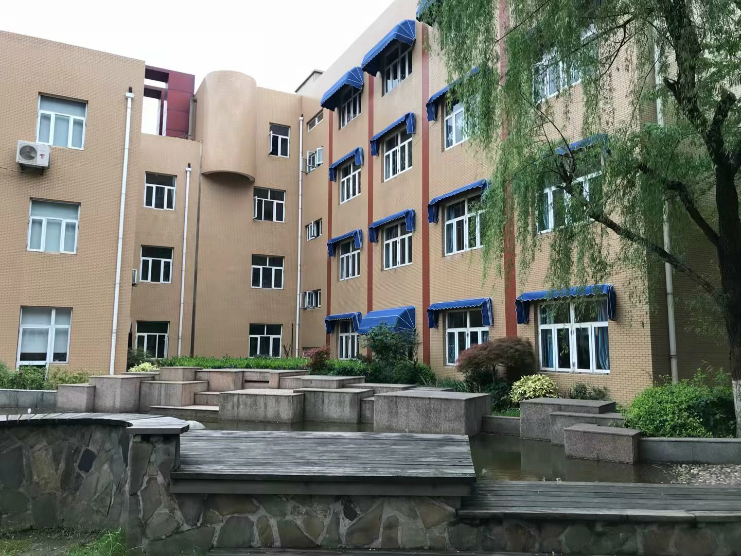  p>上海市杨泰实验学校,前身为宝山区杨泰小学,创建于1998年9月,座落