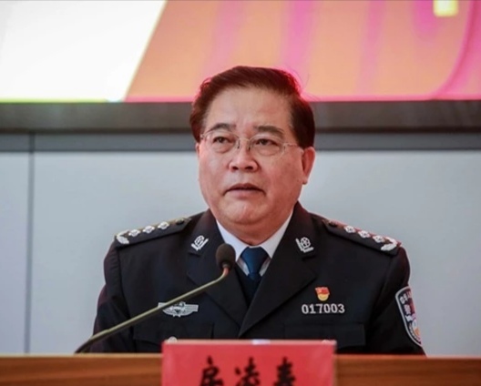  p>房凌春,男,汉族,1962年11月生,山东郓城人,1980年12月入伍,中共