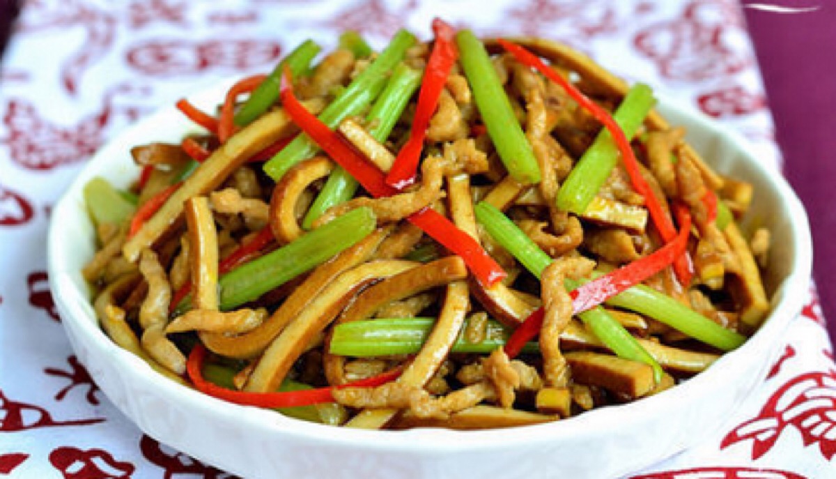  p>香干炒肉丝是由香干和肉丝所做成的一道家常菜. /p>
