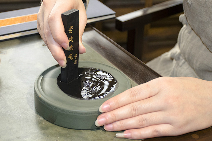  p data-id="gnx4vgqtf3">下发墨是指砚台与墨碇研磨的过程,下墨,是