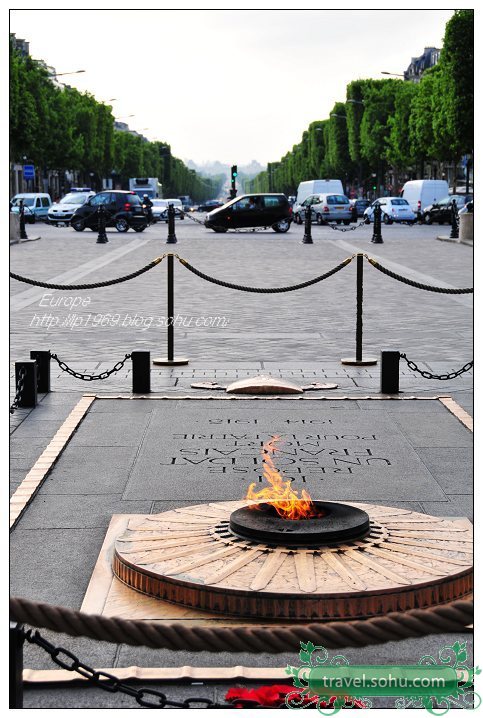  p>戴高乐广场(原名星形广场,1970年改名),是巴黎著名建筑物.