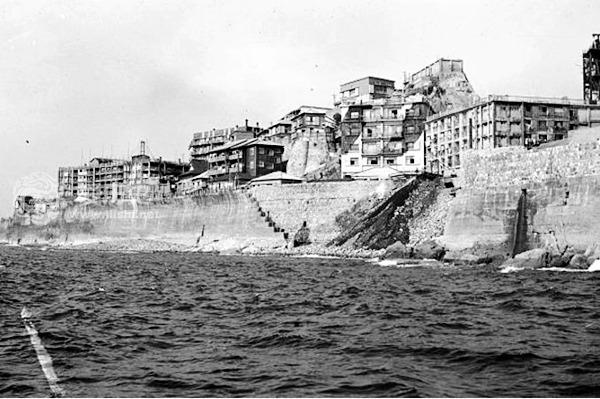 日本强虏朝鲜人采矿的军舰岛真实照片曾是人口密度最大的地区 百科ta说