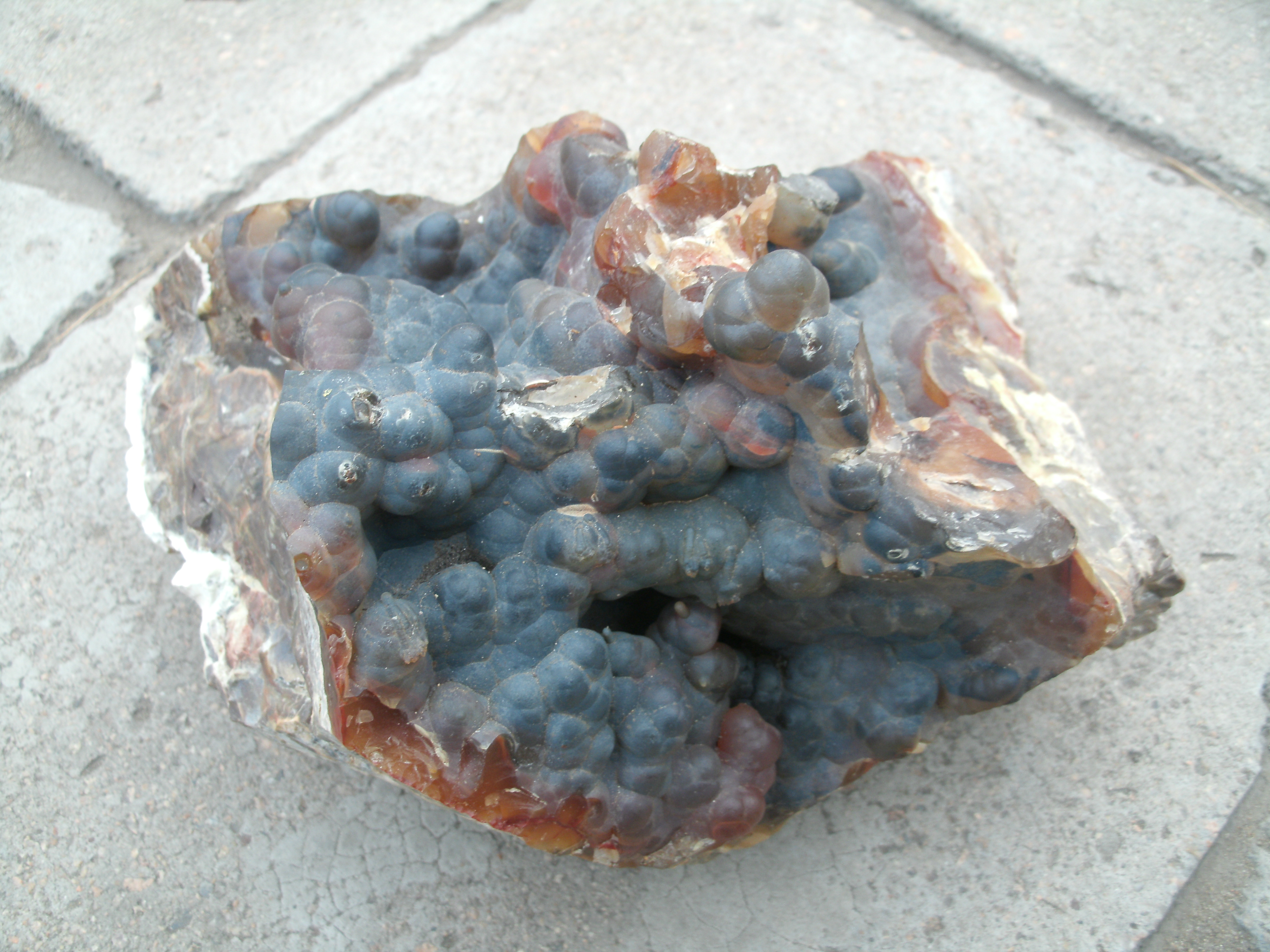  p> a href="#" data-lemmaid="1582469">葡萄玛瑙石 /a>多产于阿拉善