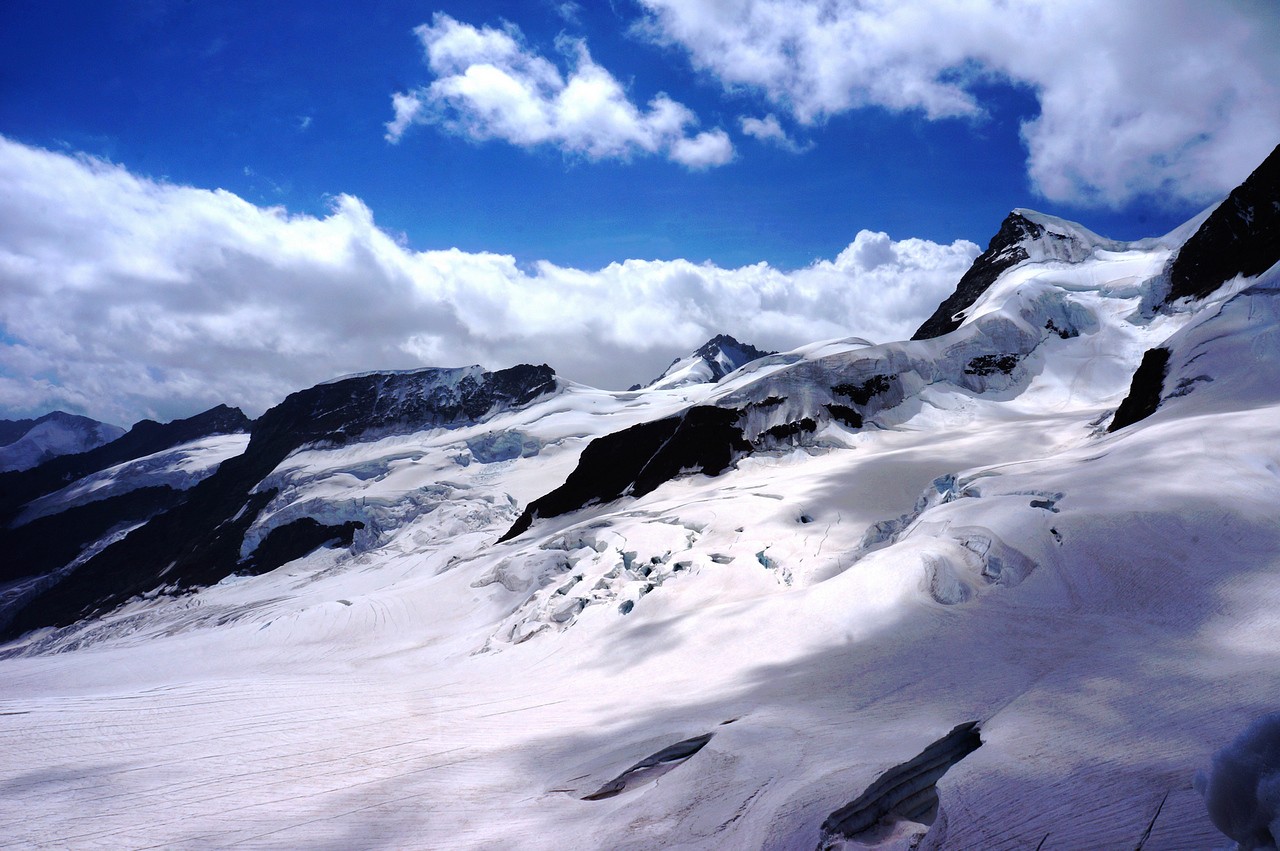  p>少女峰(jungfrau)是位于瑞士伯尔尼高地, a href="#" data-lemmaid