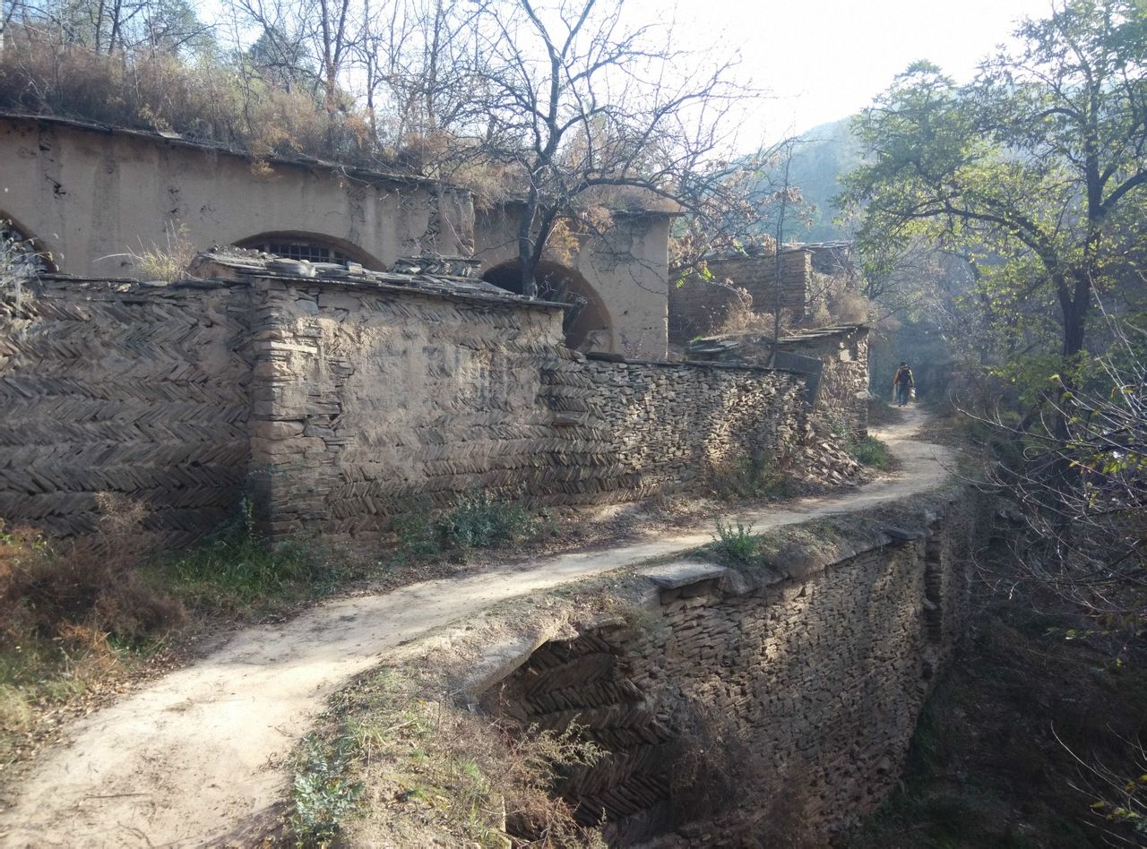  p data-id="gnzlgdawqa">郭家沟写生基地,又称陕北郭家沟黄土风情