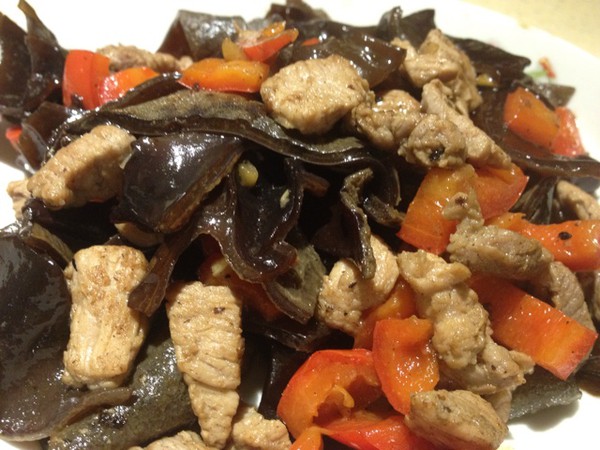  p>木耳炒牛肉是一道以牛腿肉,水发木耳,小菠菜为主料制作的菜品. /p>