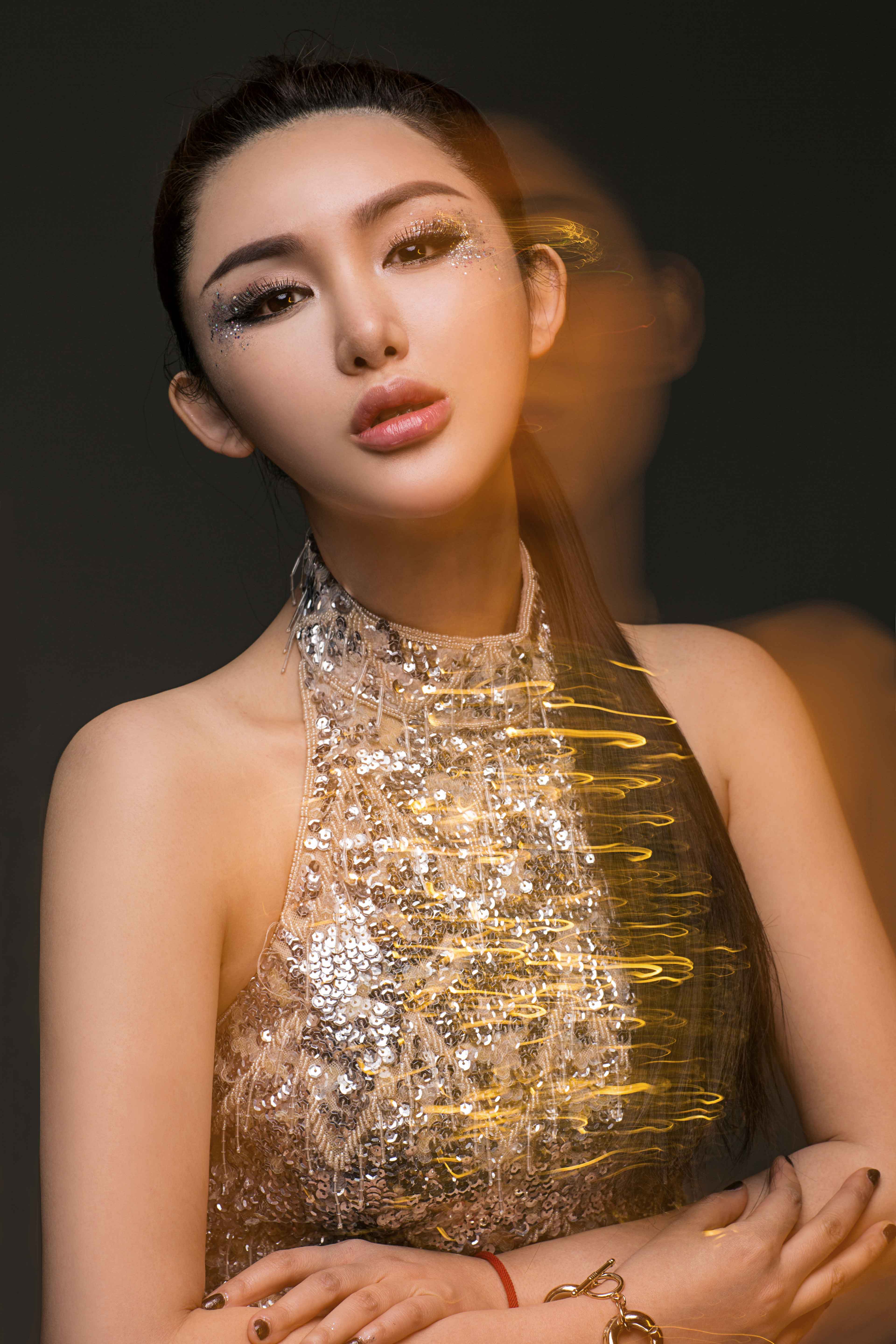  p>郑舒尹(suby cheng),1985年1月16日出生于中国台湾,美籍华裔电子乐