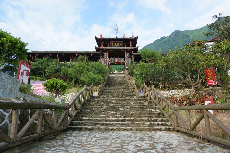 羌寨,又名石椅村(羌语称"拿巴日格"),位于中国四川绵阳市北川羌族自治