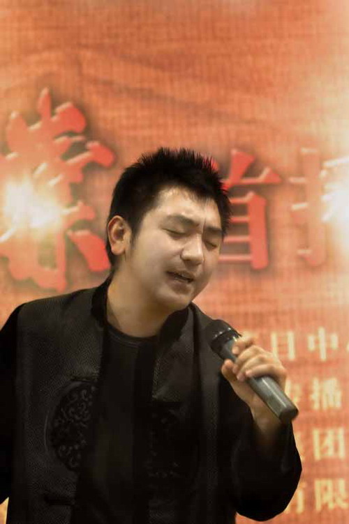 《春秋配》这首歌颠覆了吴彤以往音乐风格,注入了民族化和国际化的