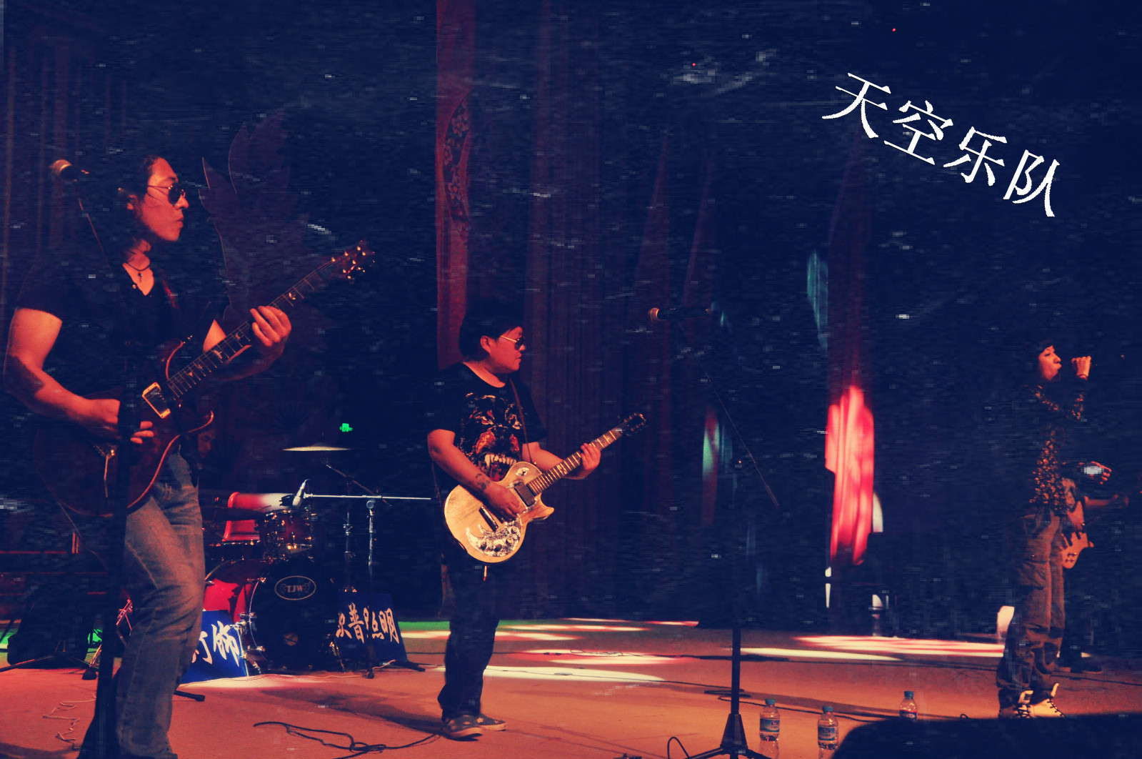  p>天空乐队,2001年8月成立.