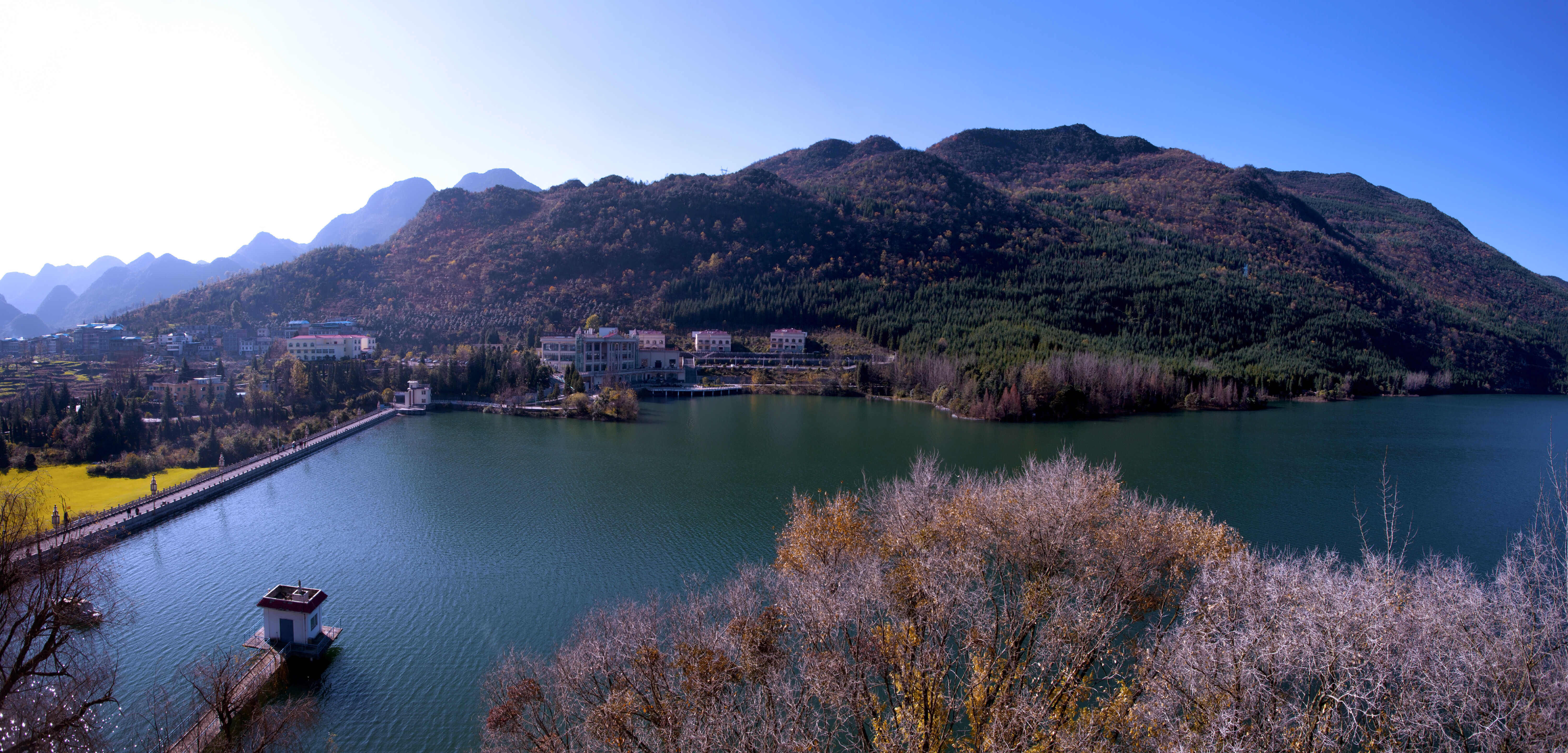  p data-id="ueplaiwj1cor">瑶池,贵州省六盘水市境内的景点,前身是窑