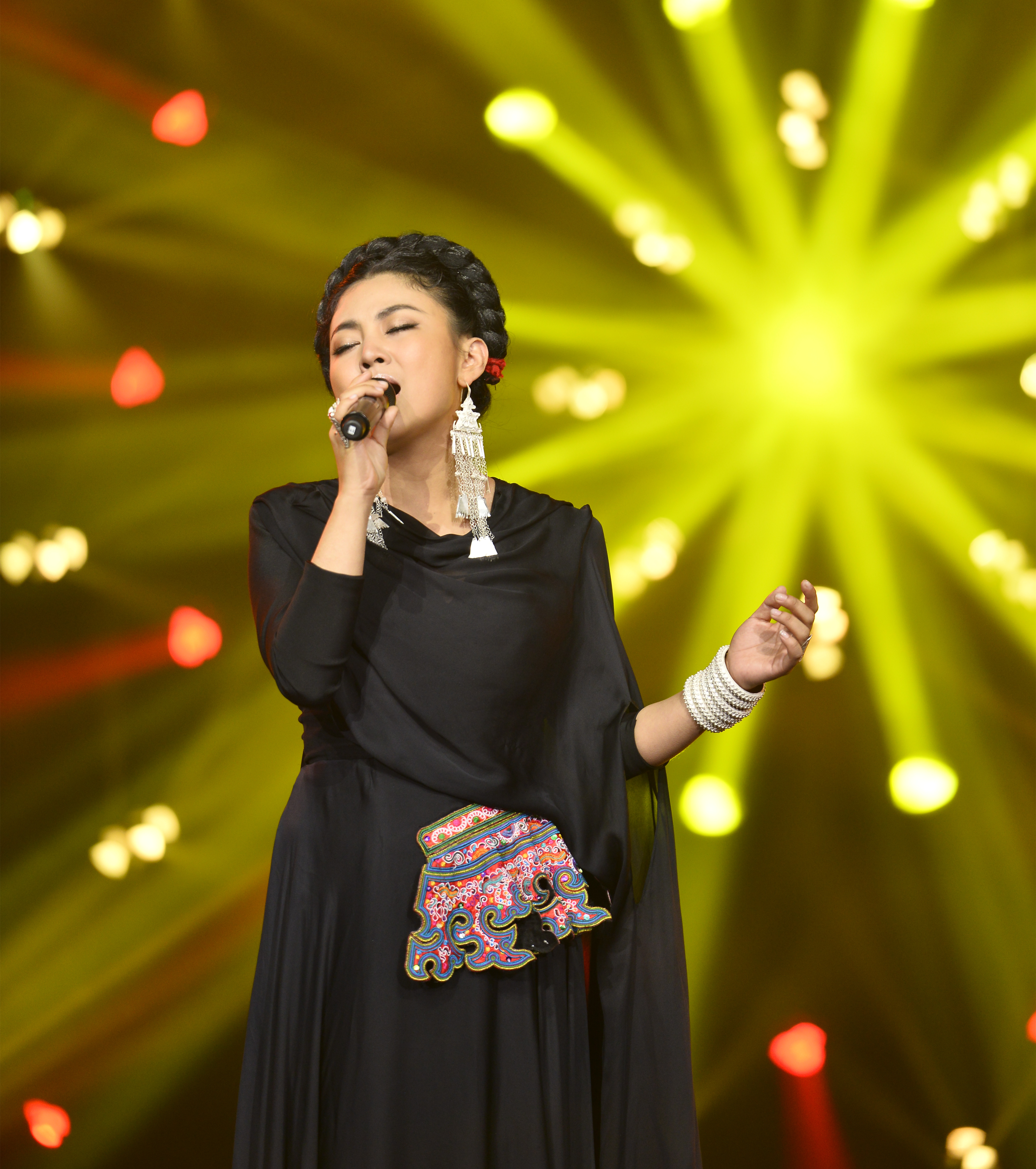  p>阿鲁阿卓,彝族,生于贵州 a target="_blank" href="/item/毕节