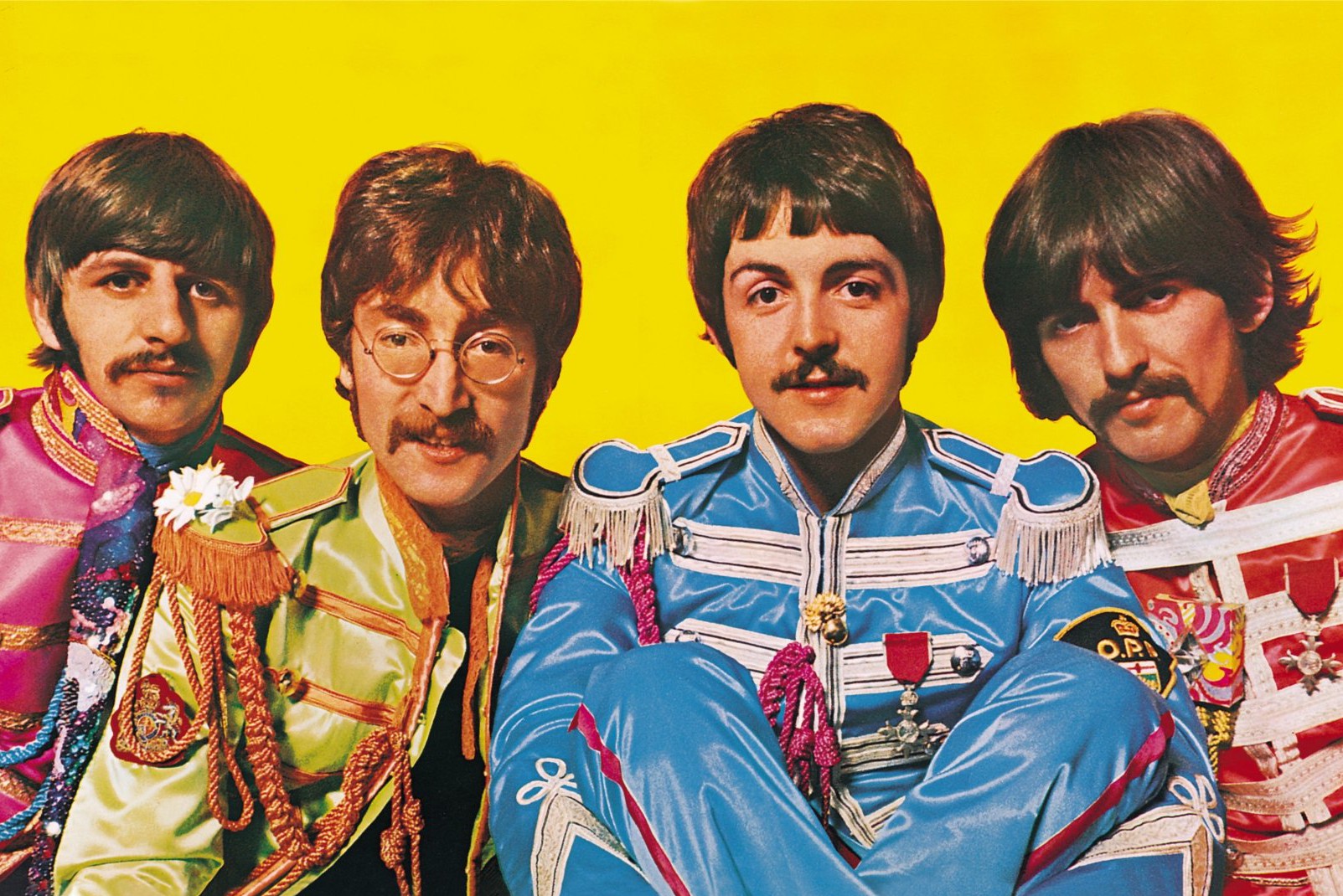 peppers lonely hearts club band》是英国摇滚乐队<a target="