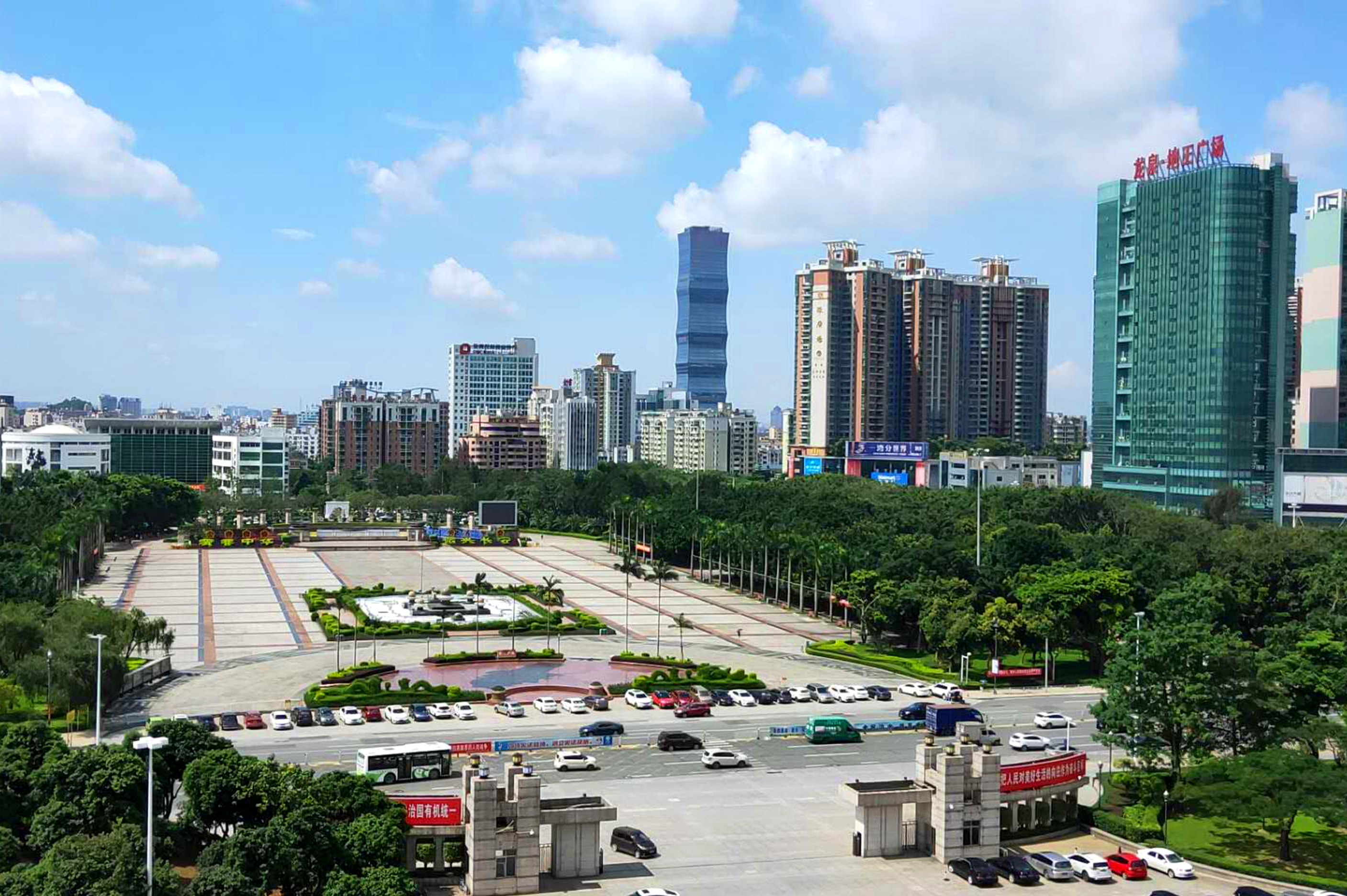  p>长安中心广场位于广东东莞市长安镇中心的二环路与体育路,长青路的