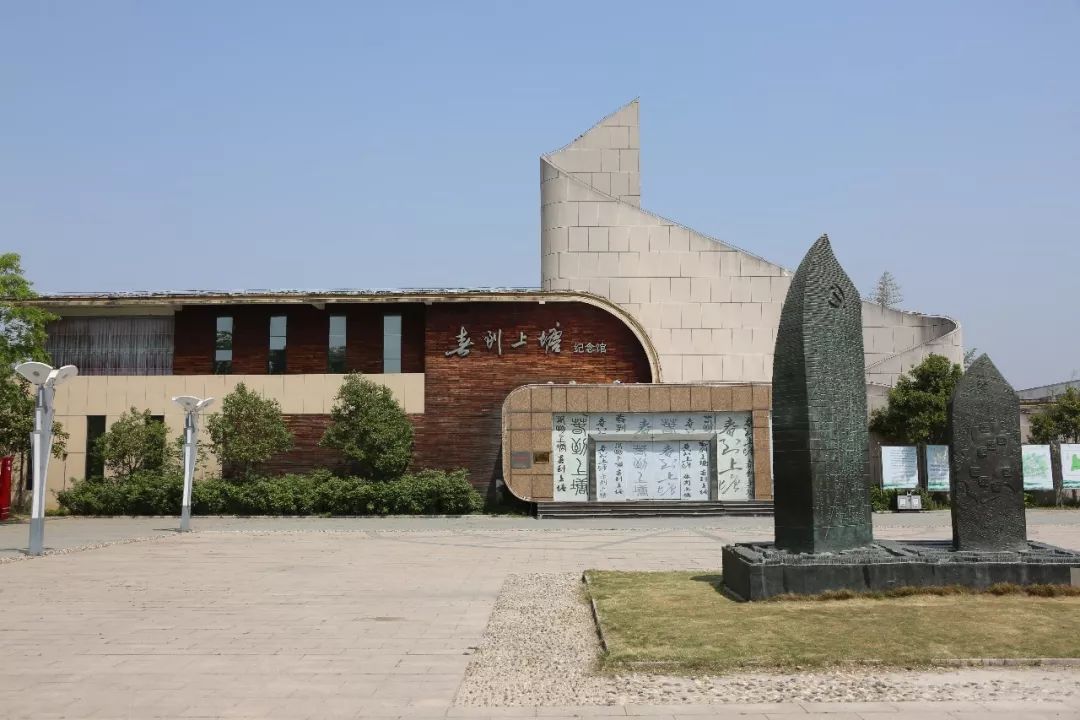 纪念馆外观如一艘在大海中乘风破浪