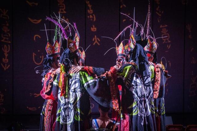 他是观察者，为我们创作描摹了千年前的祭神场景，也成就了他自己_百科TA说