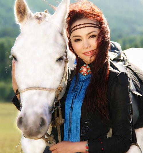  p>哈琳,7月21日出生于内蒙古阿拉善盟额济纳旗,中央民族大学音乐舞蹈