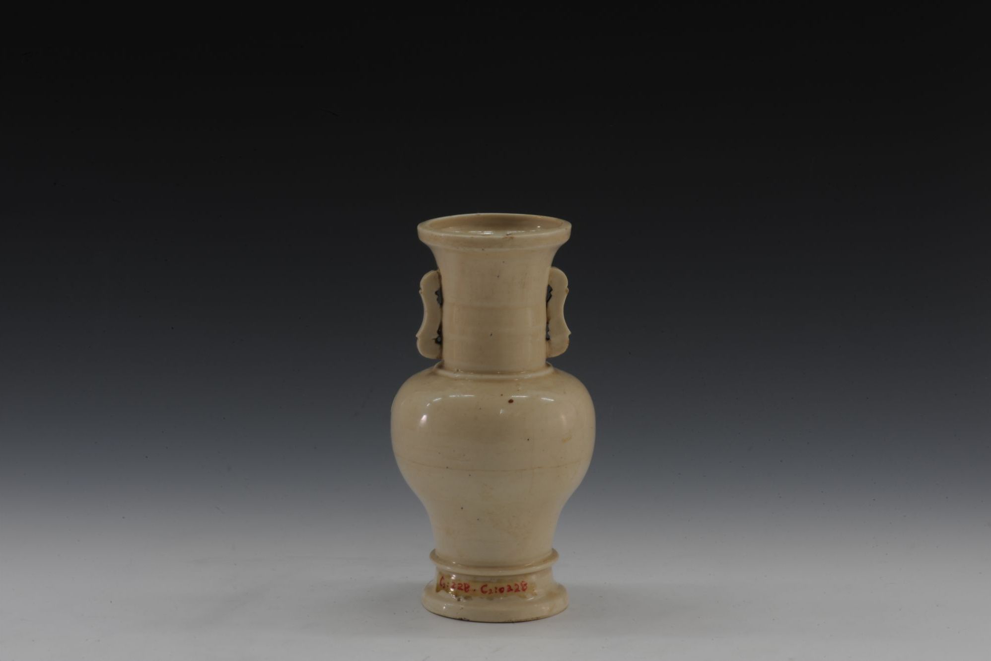 明代德化窑白釉弦纹双耳瓷瓶