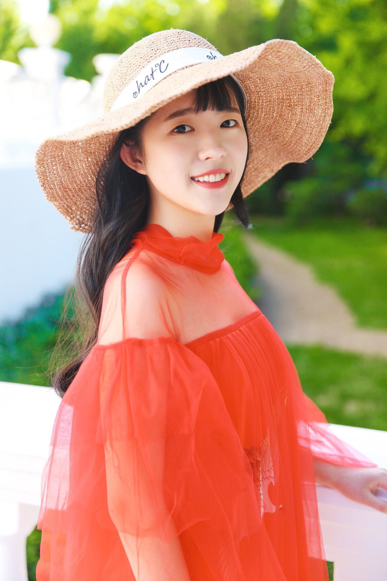 id="gnto7a3le6">何蓝逗,本名何蓝,1999年10月16日生于广东省惠州市