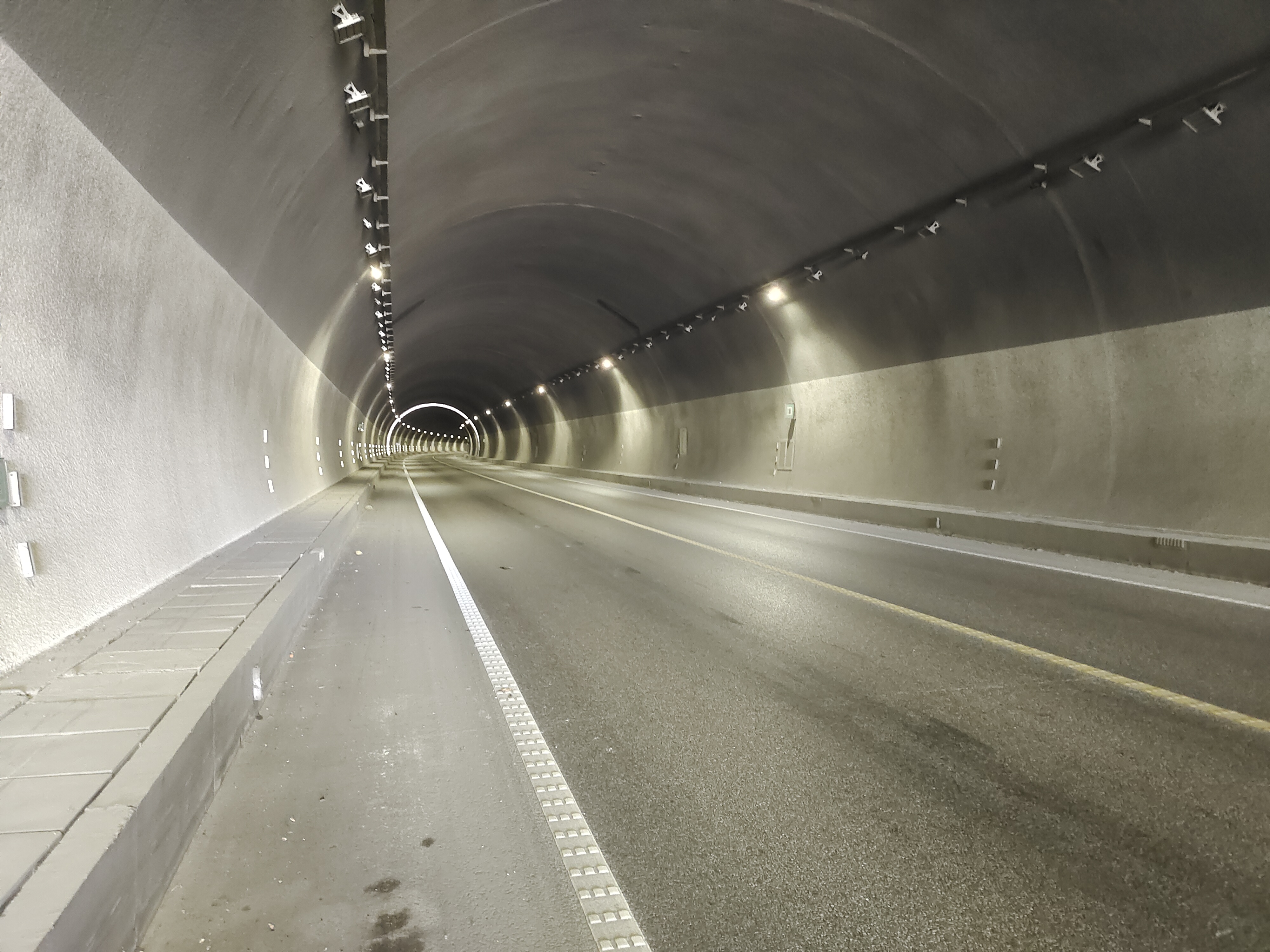 jwn">隧道是埋置于地层内的工程建筑物,是人类利用地下空间的一种形式