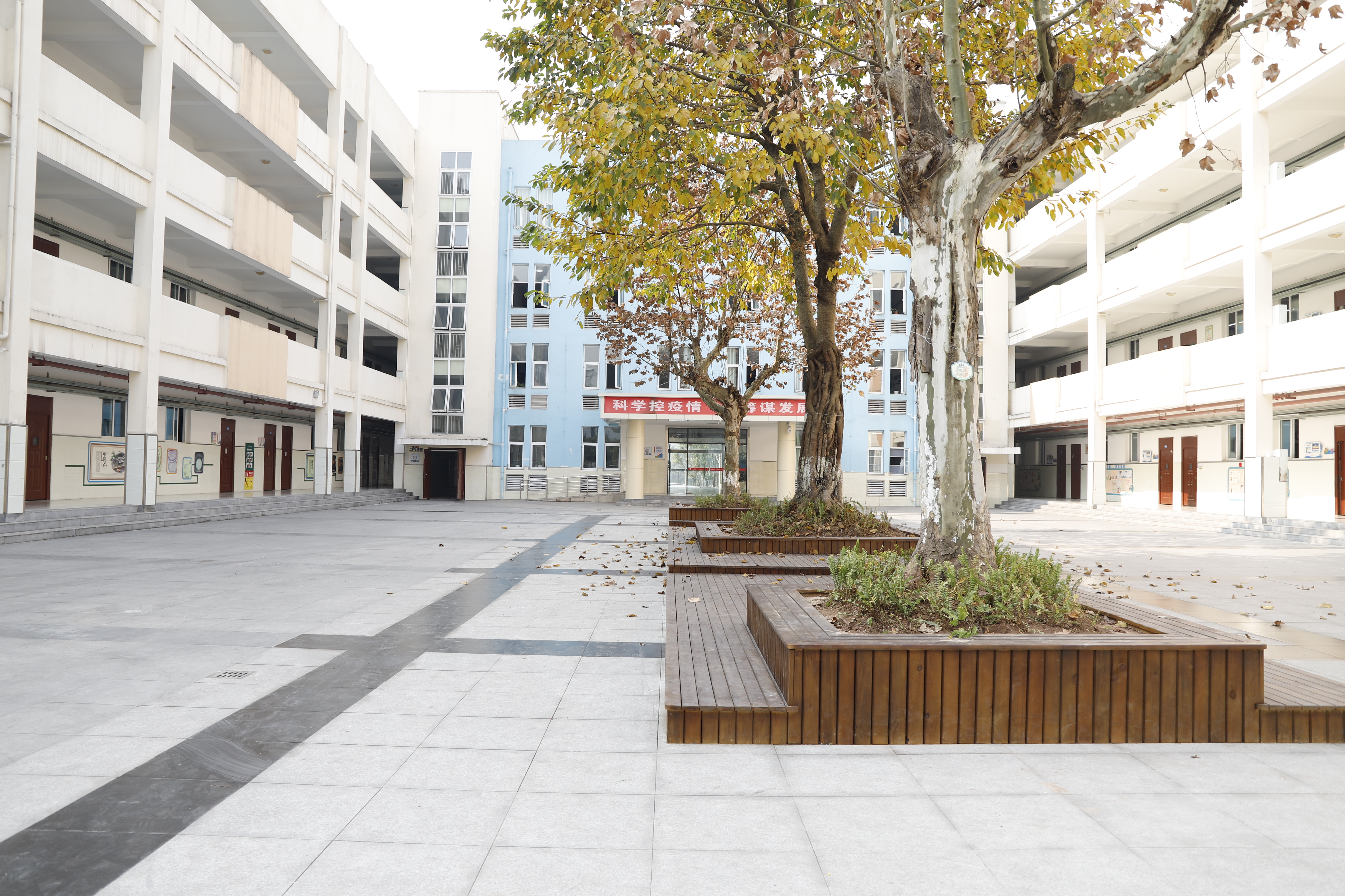  p>凤凰湖小学创建于2015年9月,位于永川区凤凰湖工业园区,占地面积
