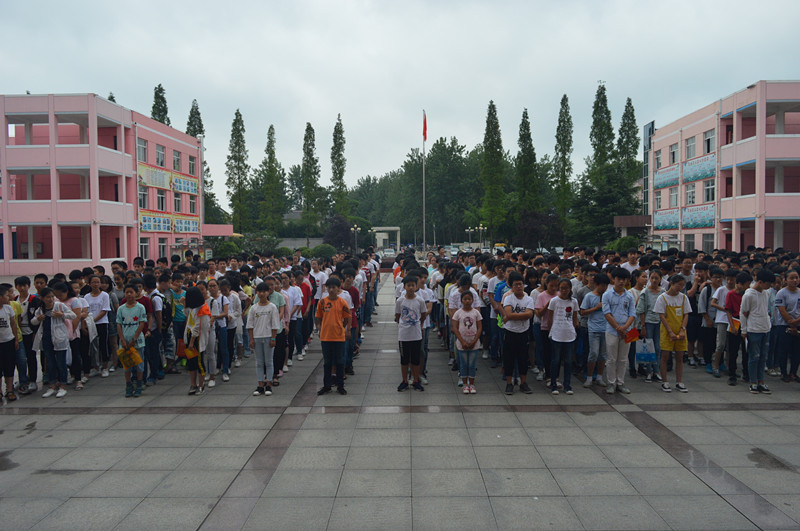 汊涧中学创建于1957年,位于安徽省天长市汊涧镇,五十多年来学校以"