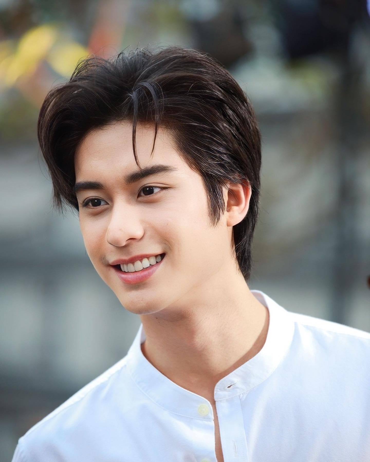 1996年8月31日出生于泰国巴吞他尼府,泰国男演员,歌手,毕业于<a