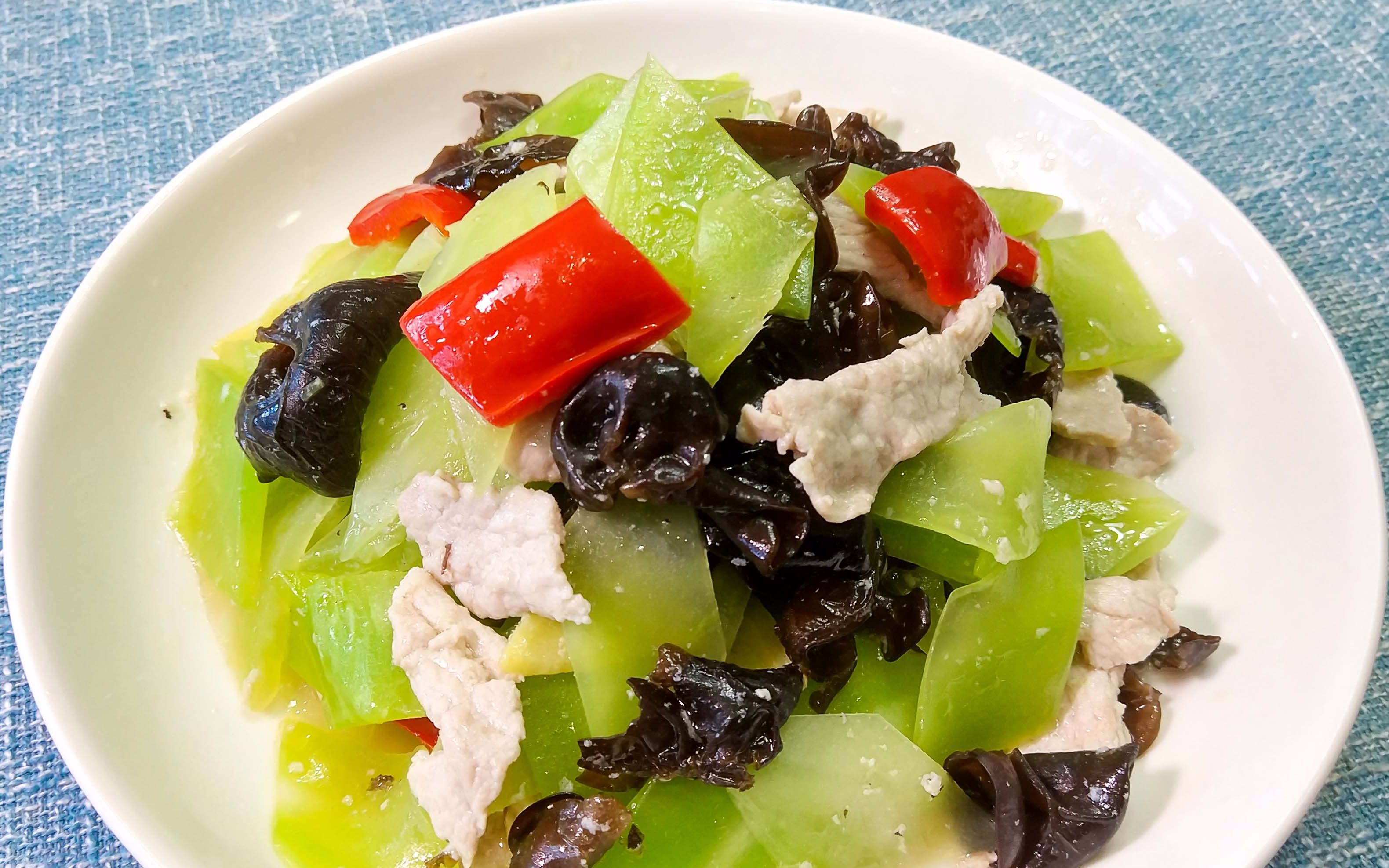  p>肉炒莴笋是一道家常菜,制作原料主要有莴笋,猪肉,姜,葱,油,盐,酱油