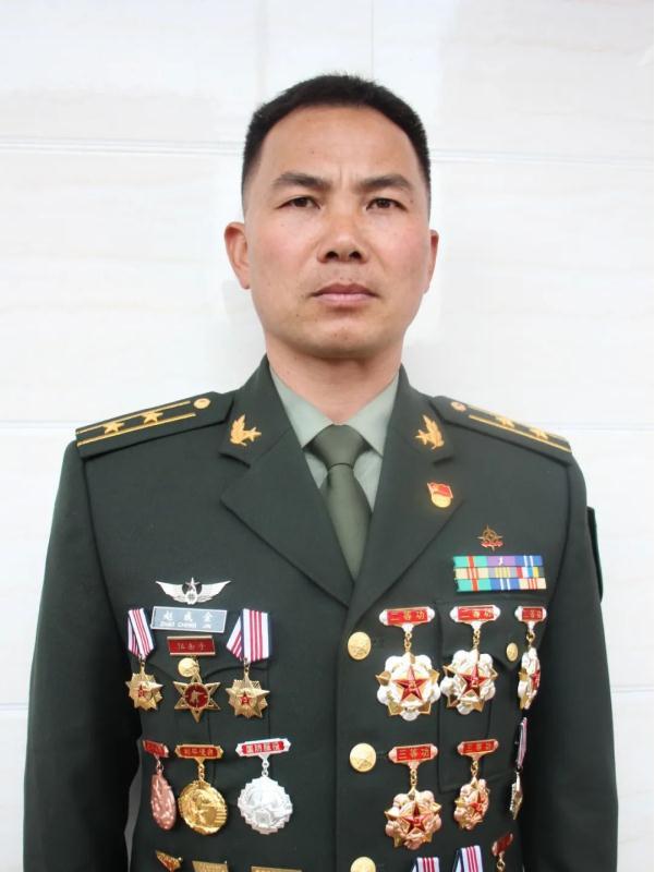  p>赵成金,出生于1983年,现为第82集团军某特战旅中校营长. /p>