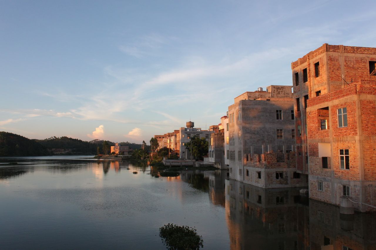 长山镇,隶属于广东省湛江市 a href="#" data-lemmaid="8429142">廉江