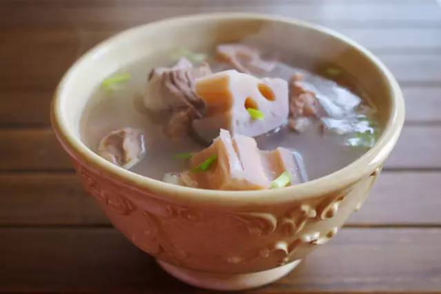  p>莲藕汤是一道汤类美食,以 a href="#" data-lemmaid="479872">莲藕