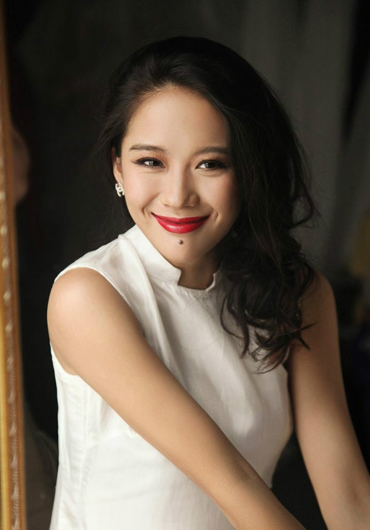  p>何一,原名何英,1986年10月14日出生于四川省,中国内地女主持人