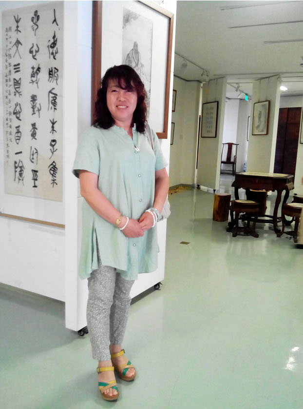 先后从师人物国画家张惠斌先生,山水画家齐鹤龄先生,花鸟画家宏俊先生