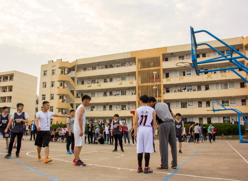 湖北省咸宁市咸安区的一所高级中学, 湖北省咸宁市青龙山高中坐落在 a