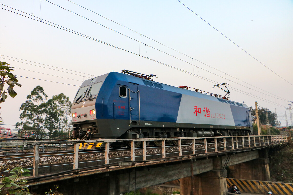 和谐1c型电力机车