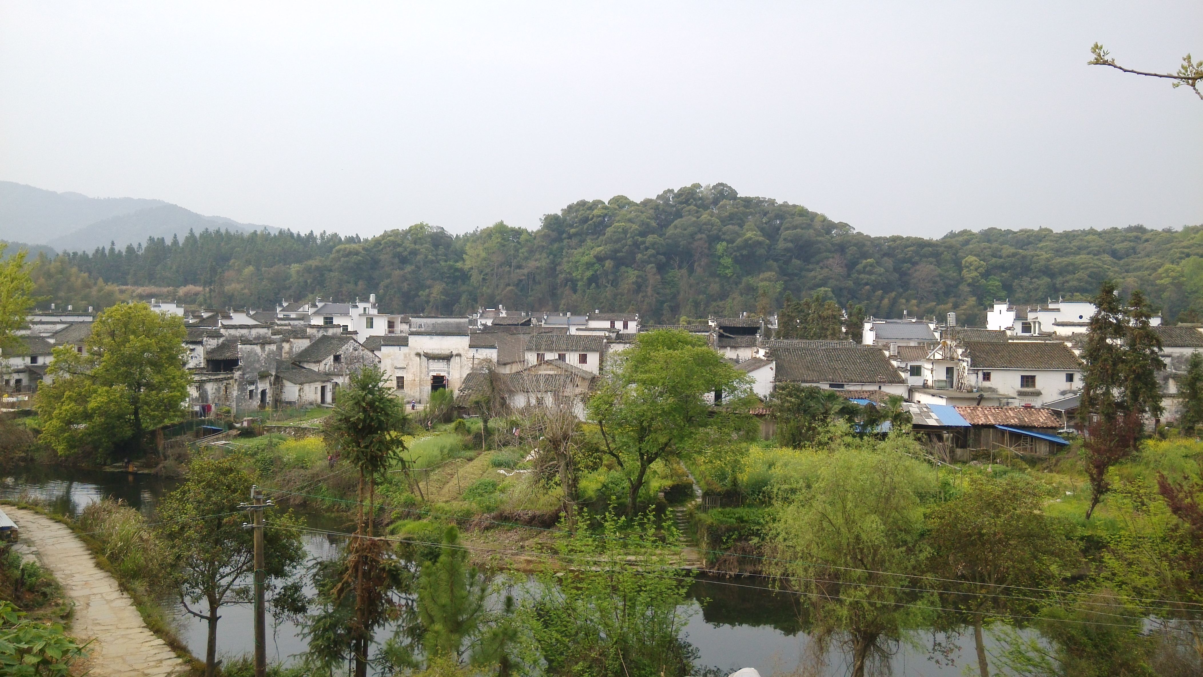  p>瓦房台村现有人口946人,土地面积604亩,位于镇政府北30华里处,交通