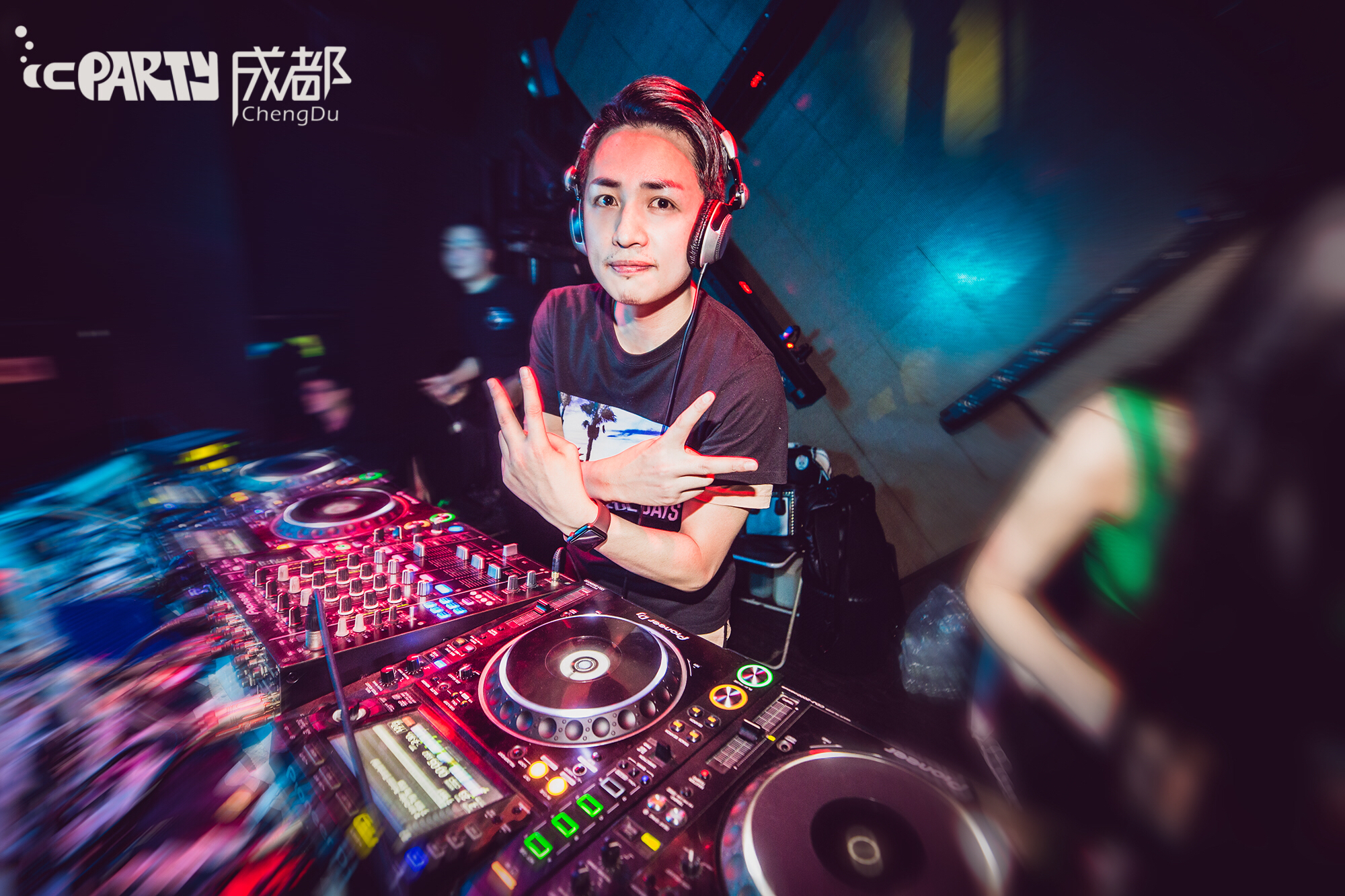 他不仅仅只出现于各大夜店,也成为各大音乐节和各类商业活动