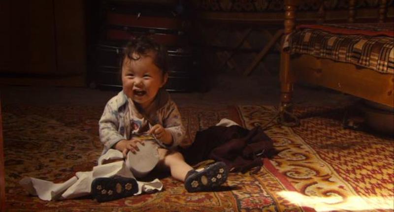 着苍蝇的非洲儿童,物质条件优渥的美日宝宝,和山羊抢洗澡水的蒙古孩子