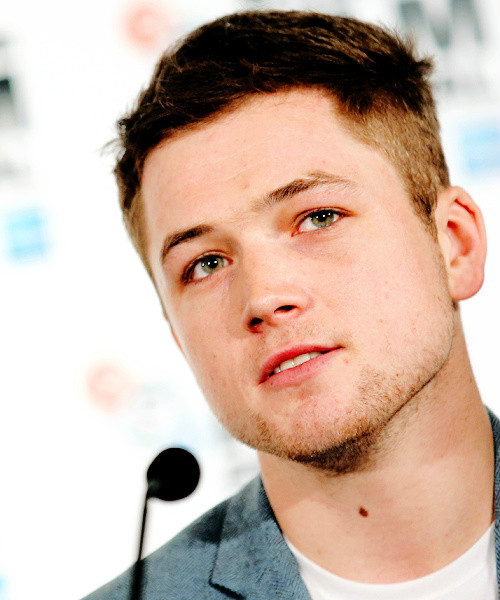  p>塔伦·埃哲顿(taron egerton),1989年11月10日出生于英国英格兰默