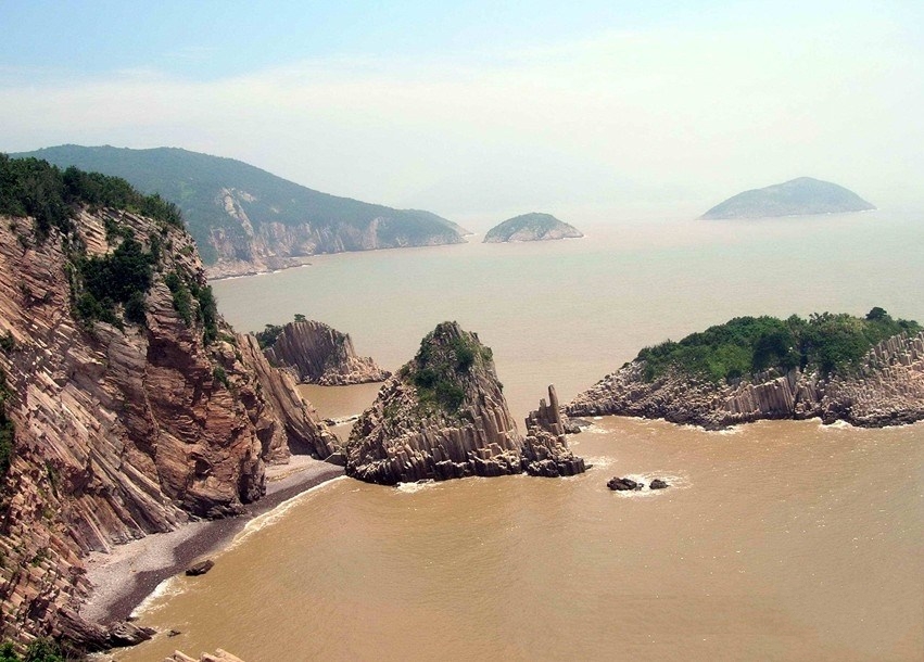 红岩崖滩长廊座落于东海之滨的 a target="_blank" href="/item/象山