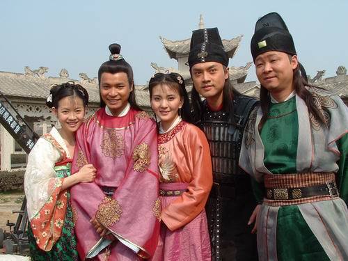 《傻王闯天下》是由江苏浪淘沙影业公司于2004年制作的36集古装轻喜剧