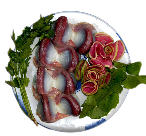  p>鸭肫即鸭胃,鸭胗,鸭的肌胃,形状扁圆,肉质紧密,紧韧耐嚼,滋味悠长